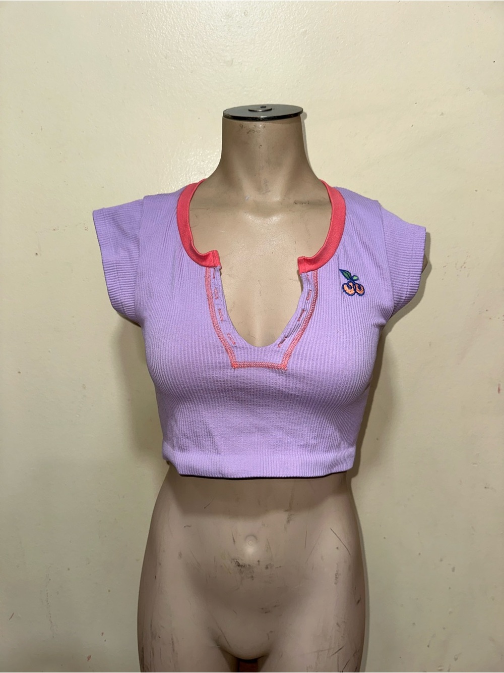 Woman’s Out From Under short sleeve ribbed cropped top shirt